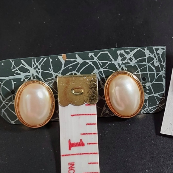 2 pr Vintage Pearl Earrings - Picture 8 of 12